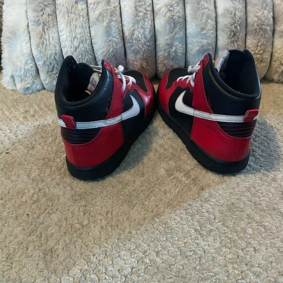 Nike Kids Red and Black Sneakers 1Y - Picture 4 of 5